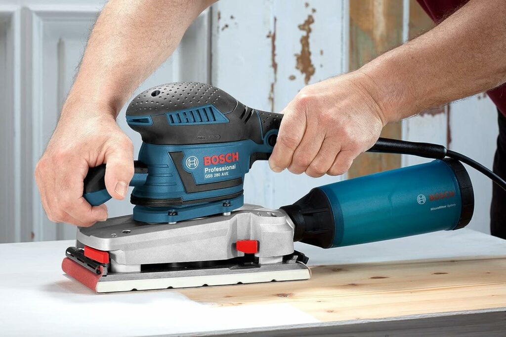 Bosch Professional Schwinschleifer schleift den Lack von einer alten Tür