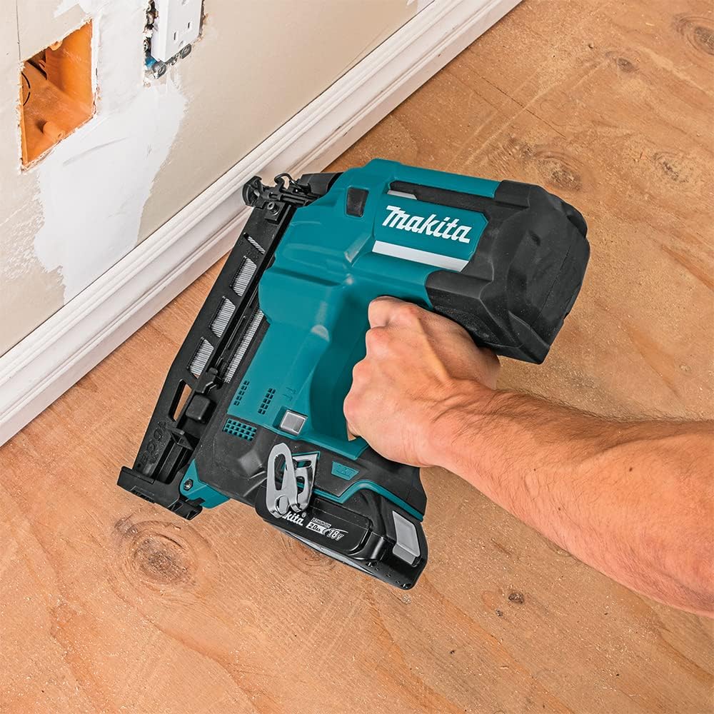 Mit einem Makita Akku Nagler werden die Bodenleisten an eine Wand genagelt.