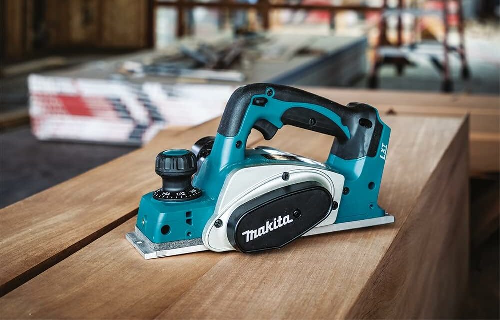 Akku betriebener Hobel von Makita steht auf einer Werkbank