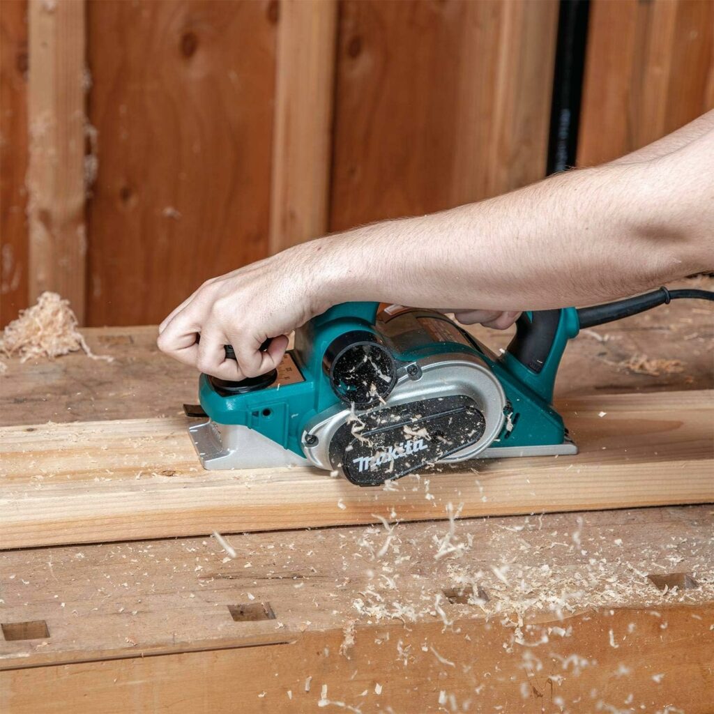 Makita Hobel hobelt ein Holzbrett