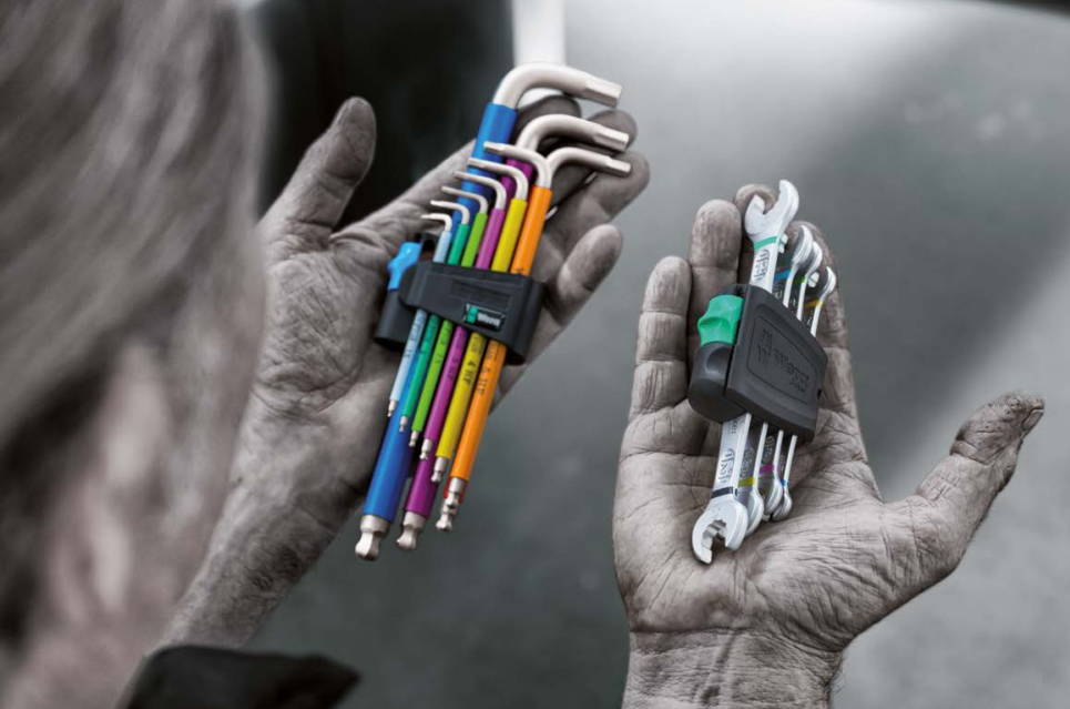 In den schmutzigen Händen einer Frau liegen zwei Neuheiten von Wera