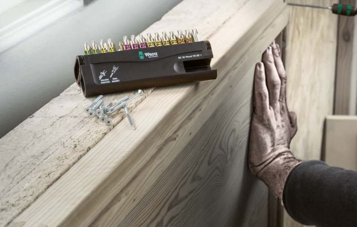 Wera neuheiten auf einem Holzbalken