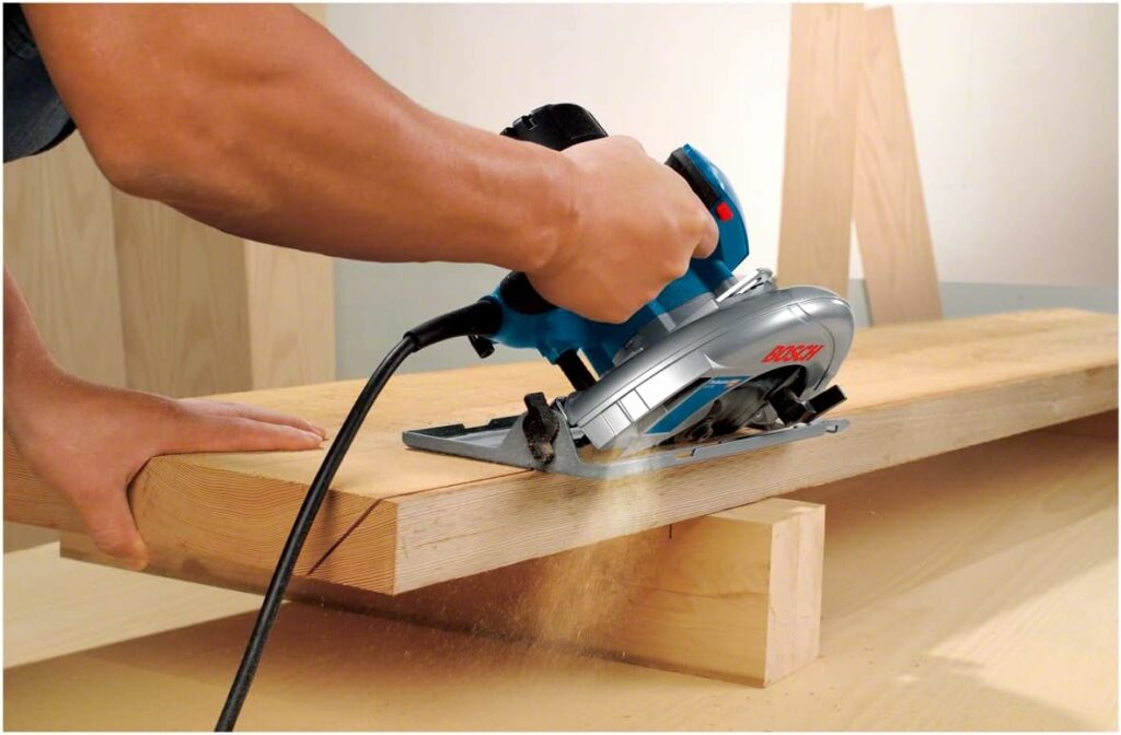 Eine Bosch Professional Handkreise sägt mit Gehrungsschnitt ein Holzbrett