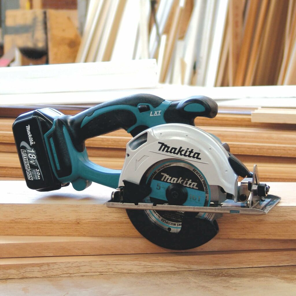 eine Akku Handkreise von Makita liegt auf einem Holzbalken