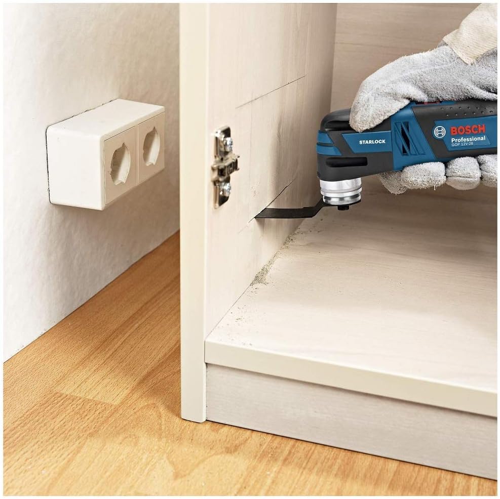 In die Seitenwand eines Kleiderschranks sägt der Bosch Professional Akku Multifunktionswerkzeug ein Loch