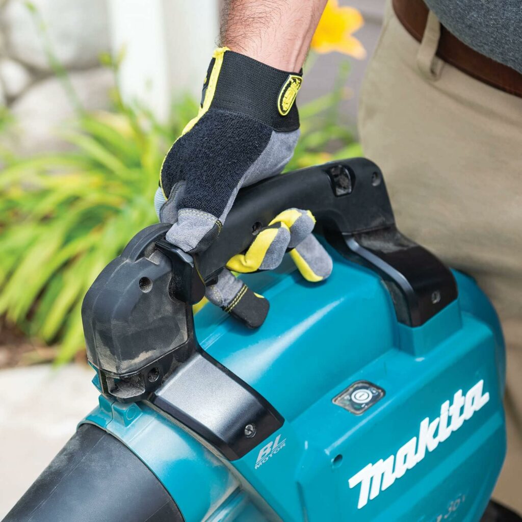 Ein Mann hält den Makita Akku Laubbläser in der Hand