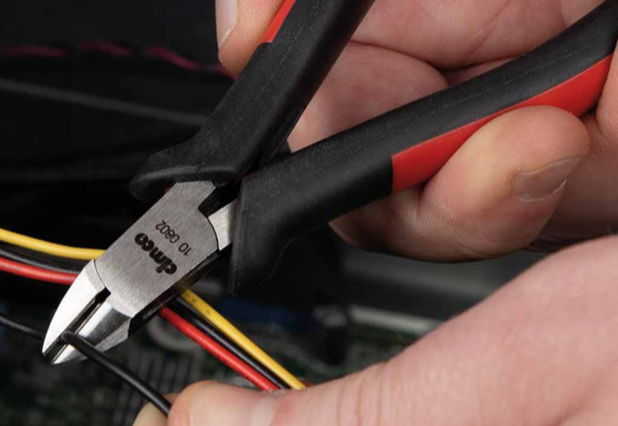 Eine Cimco Zange zerschneidet ein Kabel