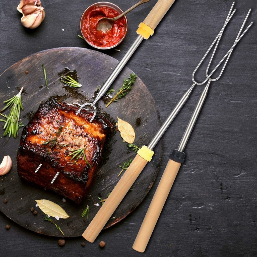 Garten Gadget: Ein Satz von zwei ausziehbaren Grillspießen, ideal für das perfekte Marshmallow- oder Würstchengrillen.
