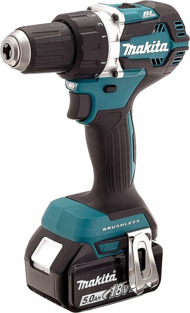 Makita DDF484RTJ Akku-Bohrschrauber 18 V / 5,0 Ah, 2 Akkus + Ladegerät im MAKPAC auf weißem Untergrund
