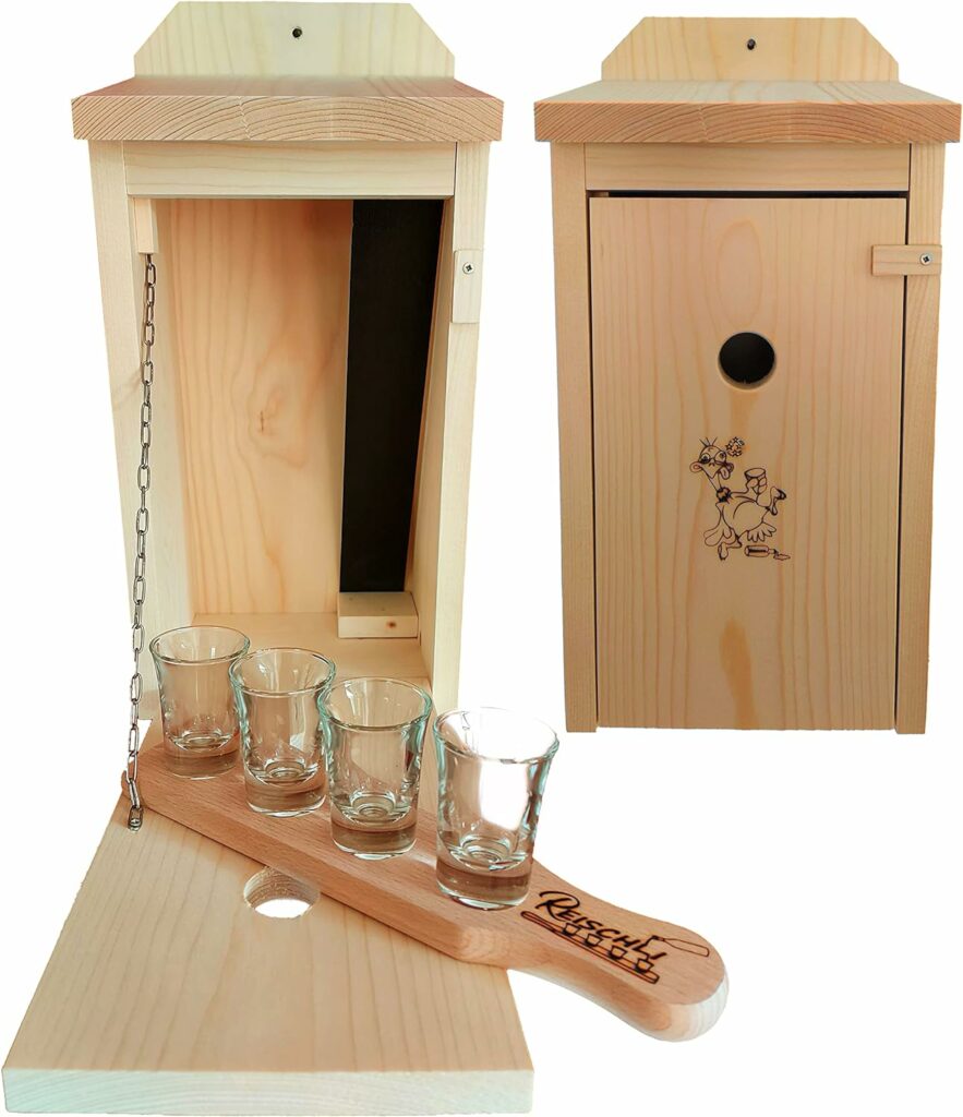 Garten Gadget: Ein hölzernes Vogelhaus, das aufgeklappt wird und ein Brett mit vier Schnapsgläsern offenbart, ideal für Gartenpartys.
