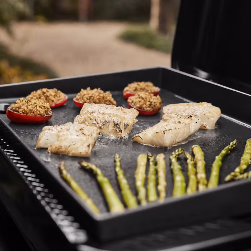 Entdecke das Grillen unterwegs mit der Weber® SLATE GP 43 cm Premium Plancha, die über 260 °C erreicht und dein Grillgut auf der gesamten Plancha-Fläche gleichmäßig erhitzt und gart.
